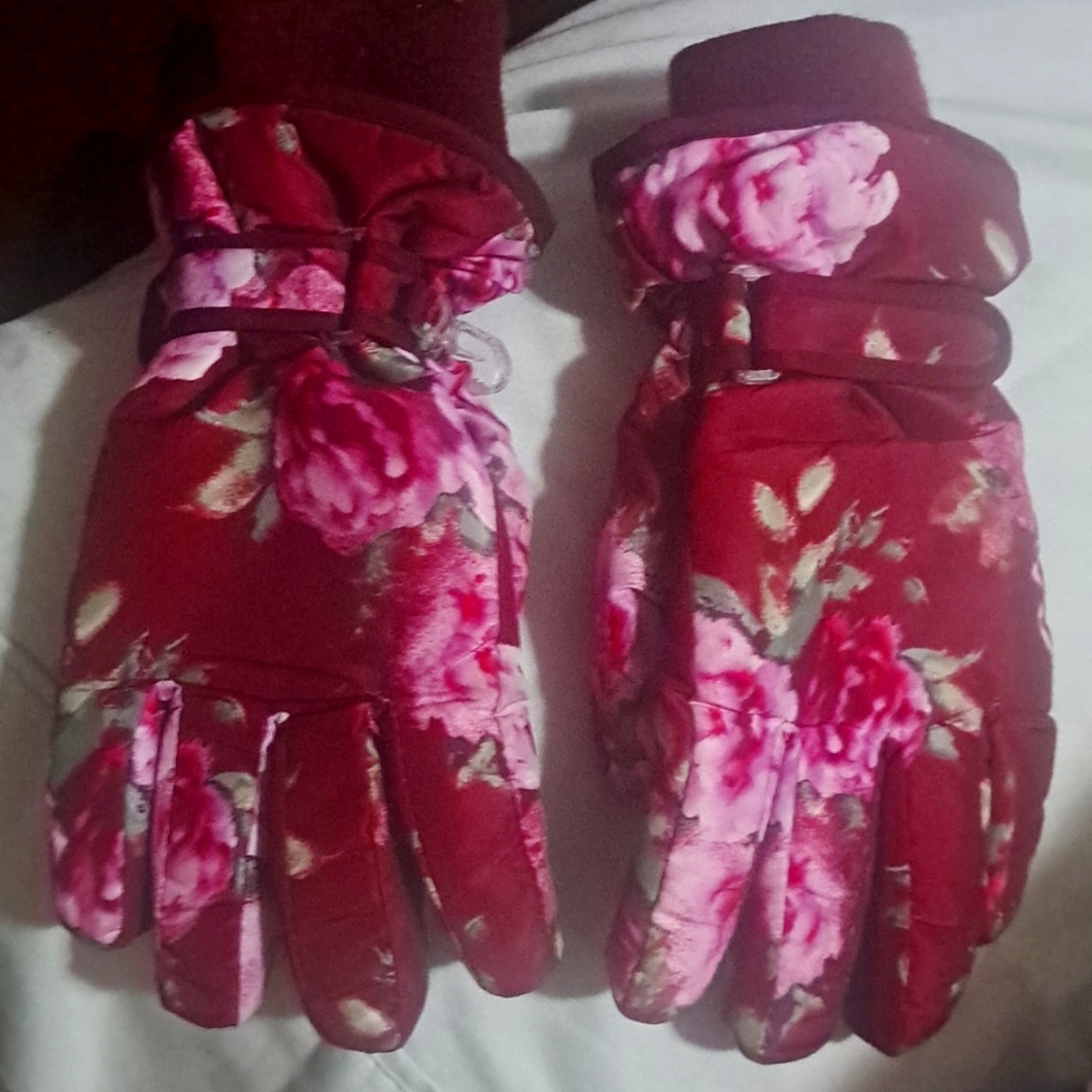 Thermolite gloves for girls by Children Place. Fit girls up to 8 years old